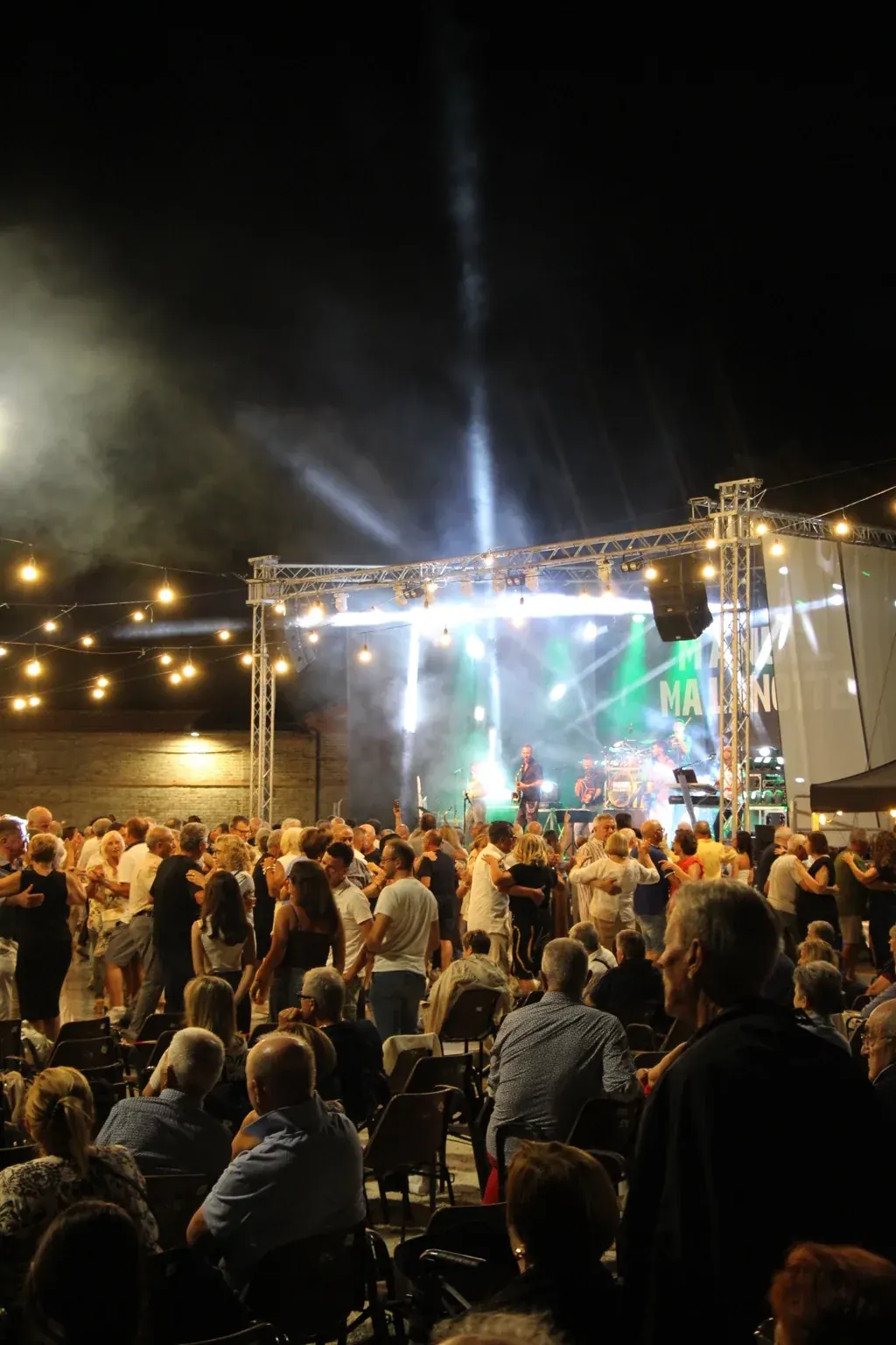 Persone che ballano durante la serata